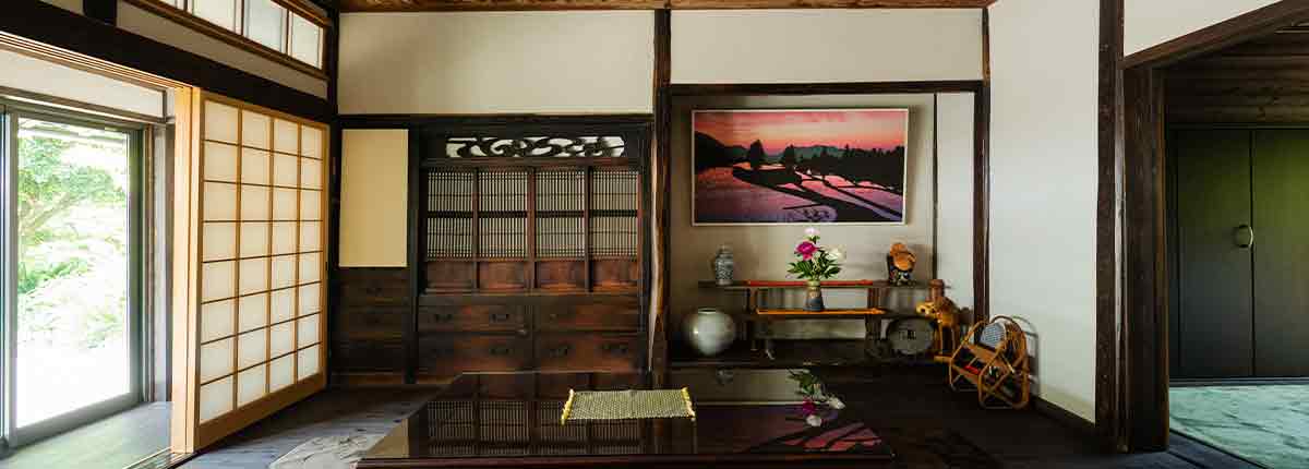 人空田の外観と集う仲間たち